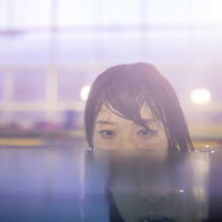 プールでお化粧落ちてボロボロだから出られないの写真