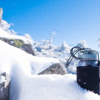氷点下15℃の雪山で氷始めたドリンクボトルの写真