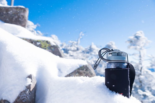 氷点下15℃の雪山で氷始めたドリンクボトル