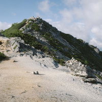 南アルプス鳳凰三山・観音岳山頂の白砂の登山道の写真