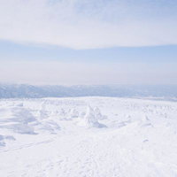 山形県の蔵王からの雪景色を一望できる冬山の眺めの写真