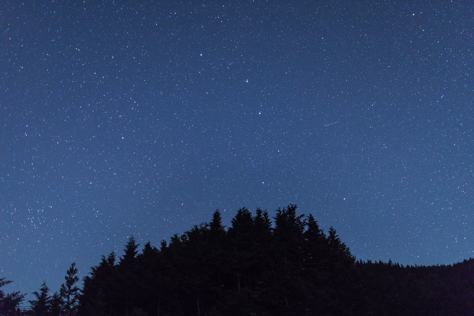 岡山県鏡野町笠菅峠で撮影された星空と流星の夜景写真