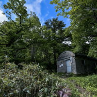 日本百名山・高妻山の一不動避難小屋と登山道の写真