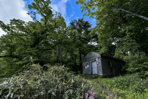 日本百名山・高妻山の一不動避難小屋と登山道
