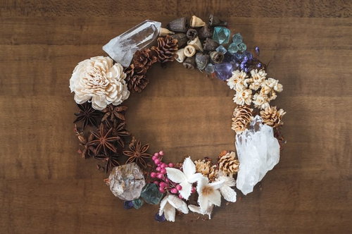 天然石とドライフラワーで作った円形リース