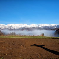 案山子の影と雪化粧した白馬三山の北アルプス風景の写真