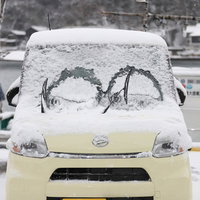 ダイハツタントのフロントガラスに積もる雪とワイパー跡の写真