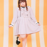 スカートを広げてポージングするぽちゃかわ女子のファッションの写真