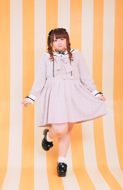 スカートを広げてポージングするぽちゃかわ女子のファッション