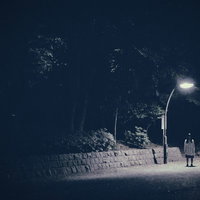 街灯下で立つ女性｜実際にあった怖い話系に使いやすいの写真