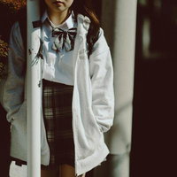 パーカーを羽織った制服姿の女子高生の写真