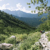 小池新道下部からの笠ヶ岳と登山者の眺め、日本百名山の山岳風景の写真