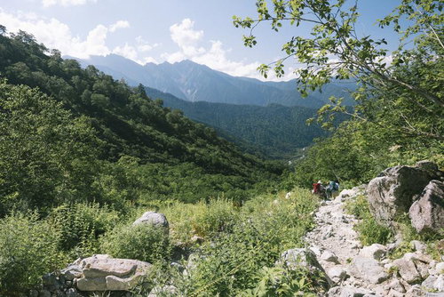 小池新道下部からの笠ヶ岳と登山者の眺め、日本百名山の山岳風景