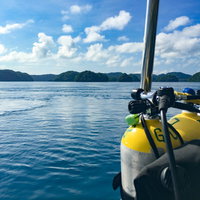 ダイビングポイントへ向かう船上の黄色い酸素ボンベの写真