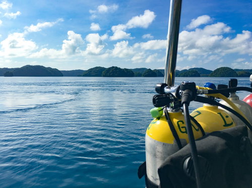 ダイビングポイントへ向かう船上の黄色い酸素ボンベ