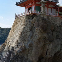 磐台寺（阿伏兎観音）周辺の岩場と海の写真