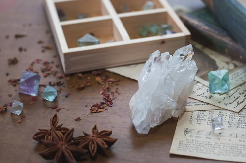 天然石の水晶とドライフラワーを組み合わせた