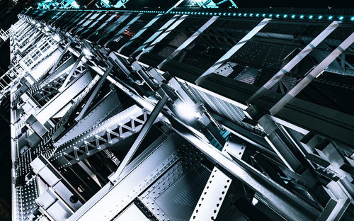 暗闇に浮かび上がる高架下のすみだリバーウォークの鉄骨構造