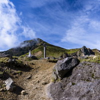 磐梯山山頂の岩場と青空 日本百名山の雄大な景色の写真