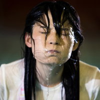 プールに突き落とされた女性が水中で助けを求めるの写真