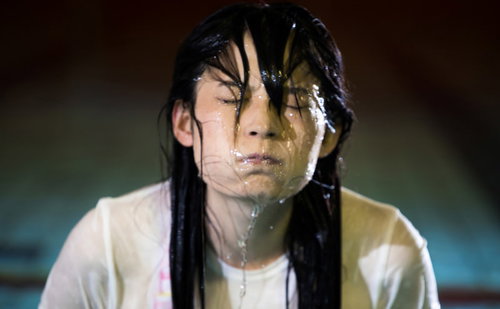 プールに突き落とされた女性が水中で助けを求める