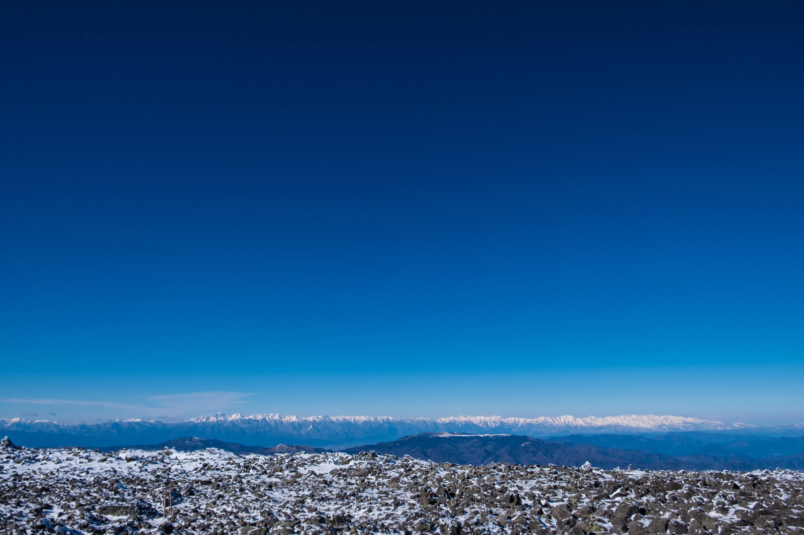 蓼科山山頂から見た八ヶ岳連峰と雲海の風景