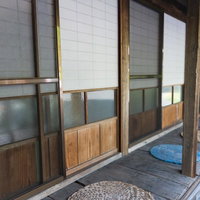 縁側と障子戸が並ぶ、田舎の懐かしさが残る古民家の廊下の写真