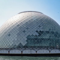 水面に浮かぶ球体ドーム建築、なにわの海の時空館の跡の写真