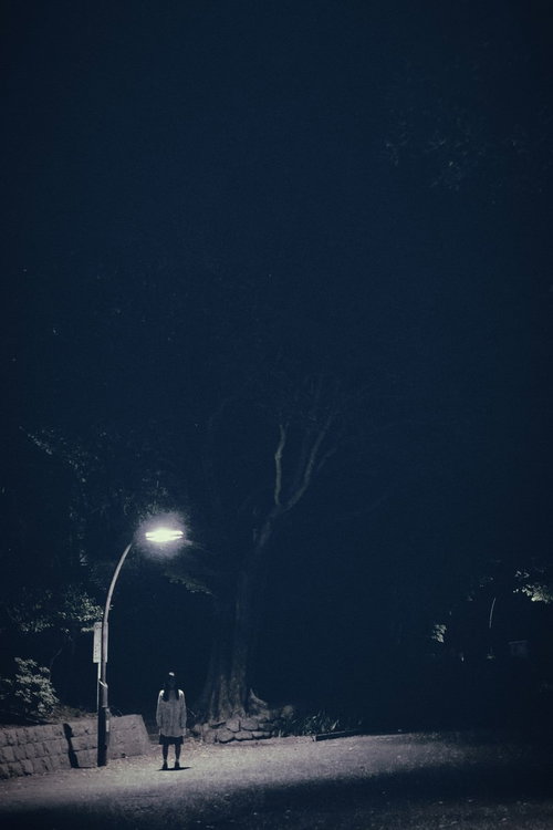 首を絞られて笑うビジネスマン