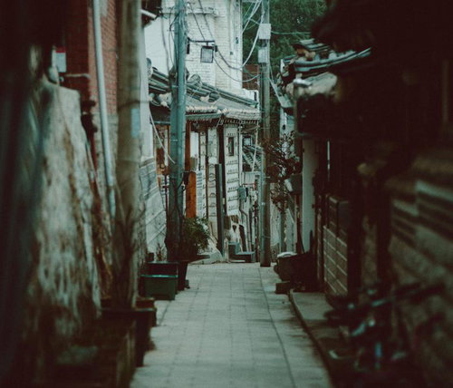 風情ある路地裏と瓦屋根の町並み～石畳の細い通りと古い建物