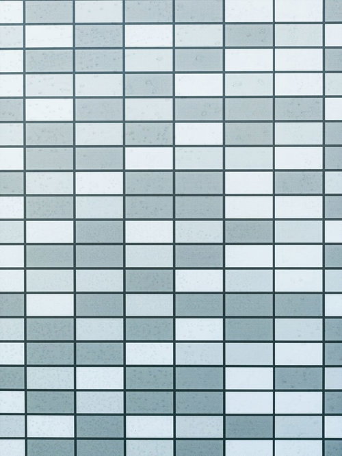 うっすらと残るブルーグレーのタイル外壁のテクスチャー