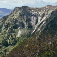 高妻山山頂から見る乙妻山と雨飾山方面のパノラマの写真