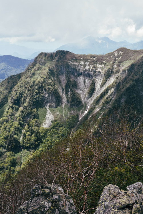 高妻山山頂から見る乙妻山と雨飾山方面のパノラマ