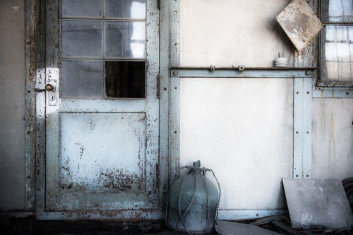 発電所廃墟の頑丈な金属製の扉 錆びた産業遺構の歴史的記録