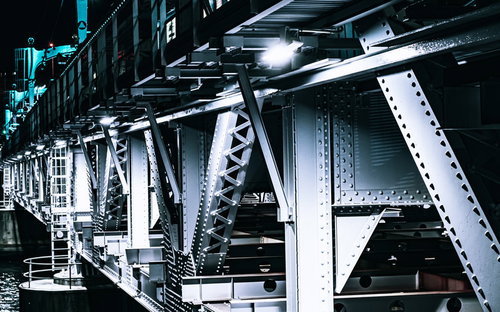 隅田川に架かる高架下の白い鉄骨構造と照明