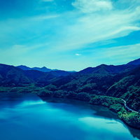 鏡野ブルーの奥津湖を空撮した絶景、苫田ダムの深い青色湖面と山々の写真