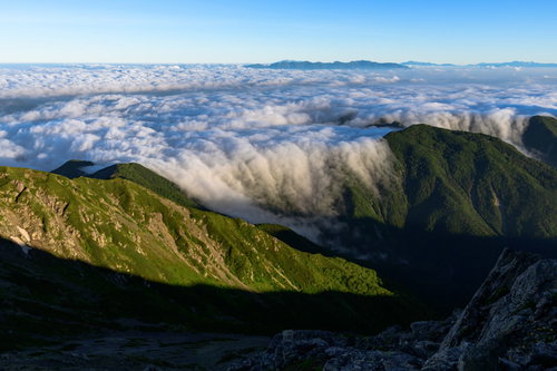 三伏峠にかかる滝雲と赤石山脈の絶景 - 南アルプス登山の雲海風景