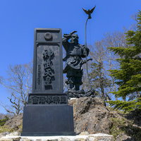 大台ヶ原山頂の神武天皇像：日本百名山の歴史的銅像の写真