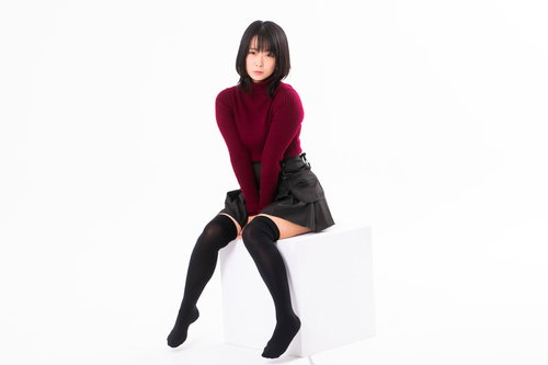 内ももに手を挟めて座る女性のポージング