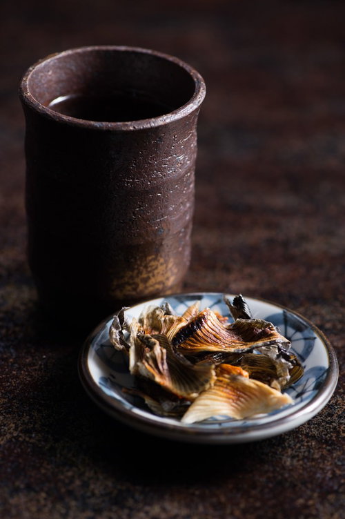 岐阜の栄太郎でふぐヒレを肴にヒレ酒を味わう