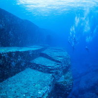 与那国島の海底遺跡でダイビング、水中の階段状石造建造物を探検の写真