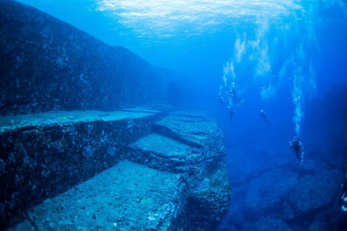 与那国島の海底遺跡でダイビング、水中の階段状石造建造物を探検