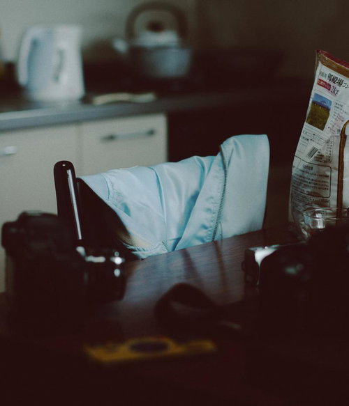 キッチンの食卓テーブルに置かれた白いケトル