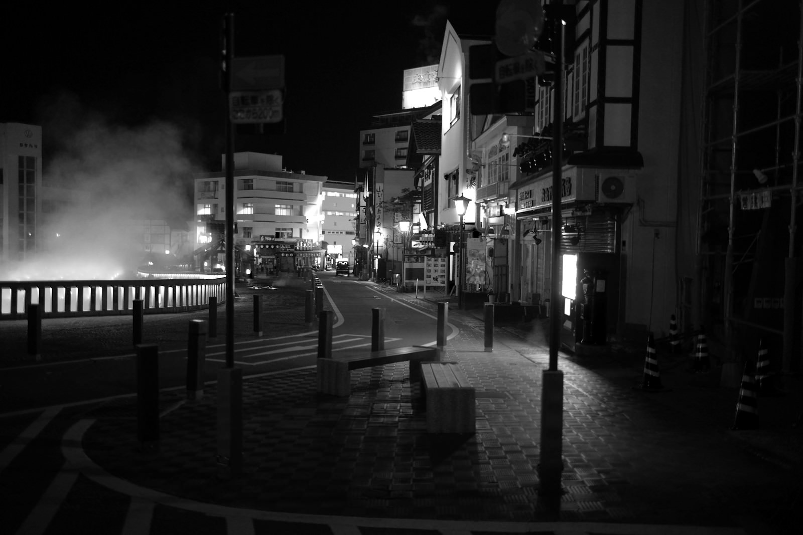 深夜の草津温泉湯畑周辺をモノクロで撮影した写真