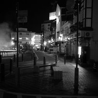 深夜の草津温泉湯畑周辺を白黒で捉えたモノトーン風景の写真