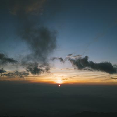 鳳凰三山の山頂からみる夜明けの空と朝焼けの雲景の写真