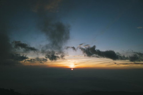 鳳凰三山の山頂からみる夜明けの空と朝焼けの雲景