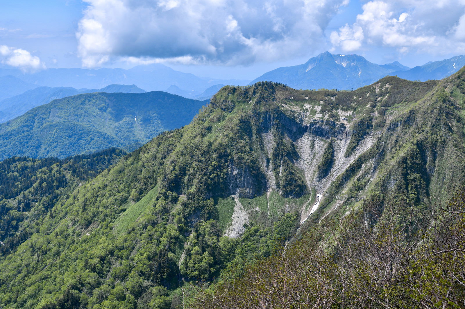 高妻山山頂から眺める雨飾山方面の山岳パノラマ風景