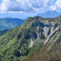 日本百名山の高妻山山頂から雨飾山方面を見た景色の写真