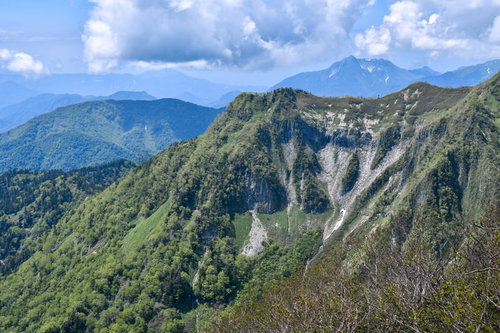 日本百名山の高妻山山頂から雨飾山方面を見た景色